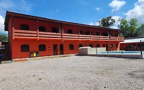 0001.02 - Maranduba - Apto - 2 Dormitório- Ar condicionado- 8 Pessoas - 2 Quadras Do Mar - Piscina - Wi-Fi (Excursão 96 Pessoas)